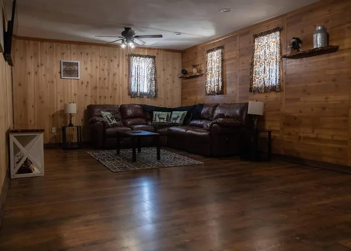 Rustic 2 Bedroom Cabin 20 Mins From Calamus Res.