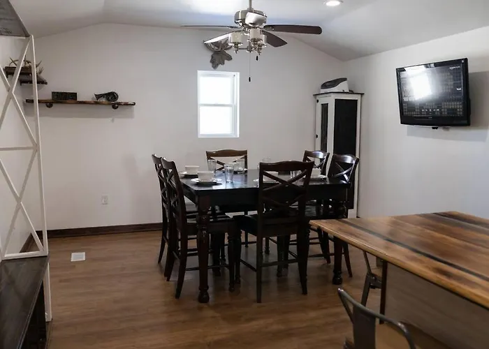 Rustic 2 Bedroom Cabin 20 Mins From Calamus Res.