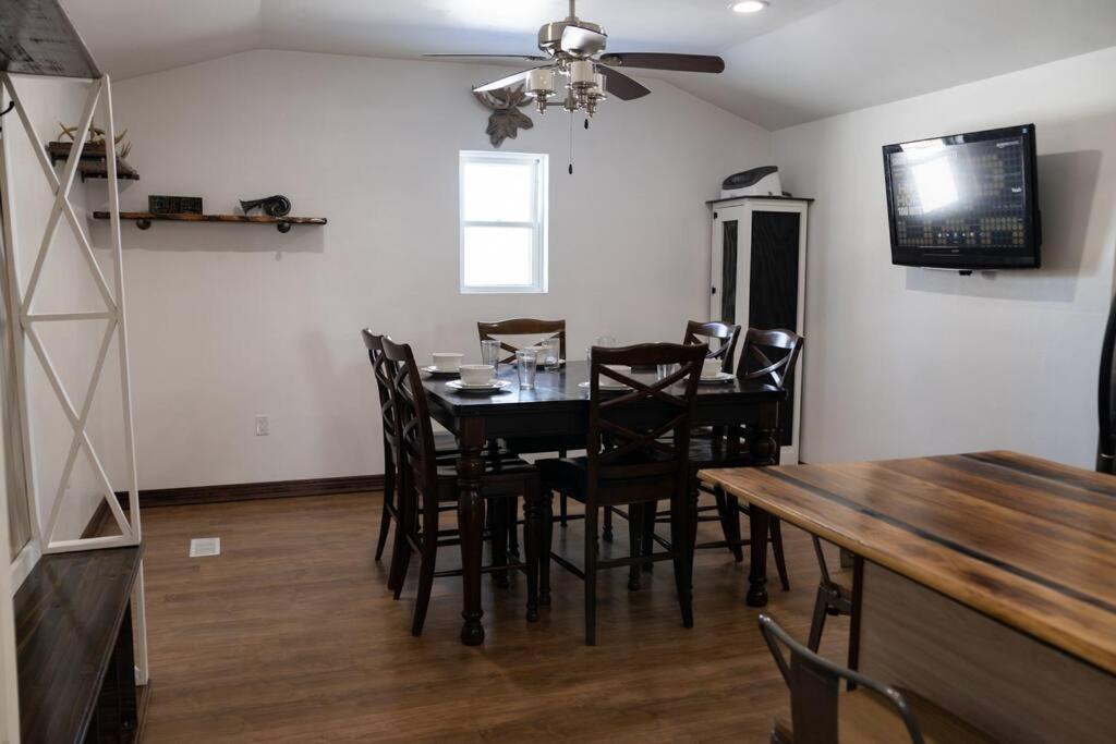Rustic 2 Bedroom 20 Mins From Calamus Res. Holiday home Taylor