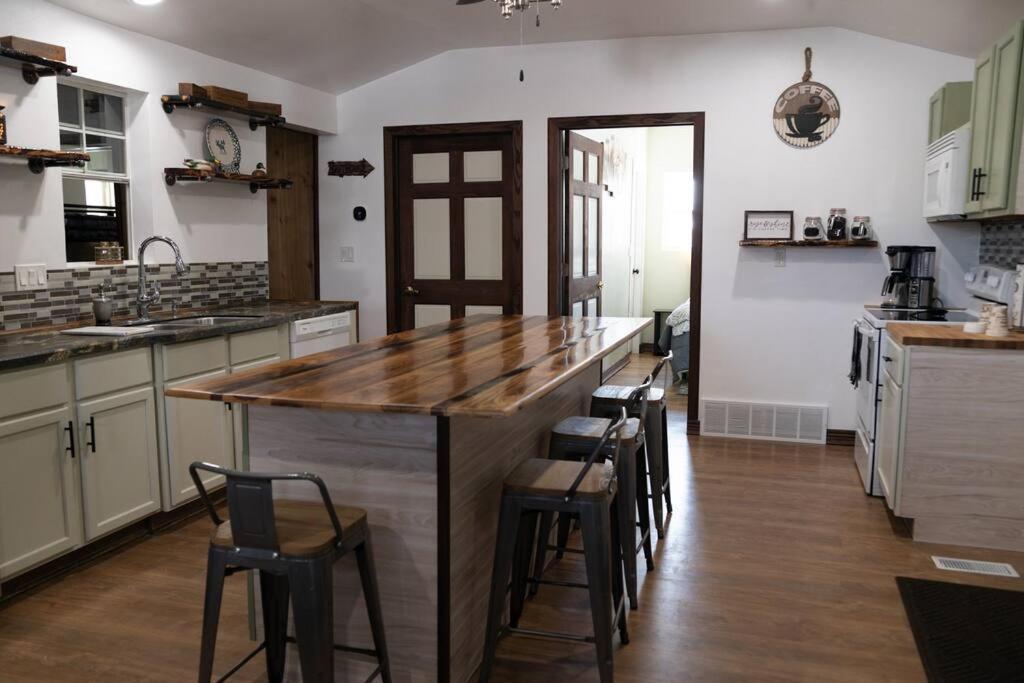 Rustic 2 Bedroom 20 Mins From Calamus Res. Holiday home Taylor