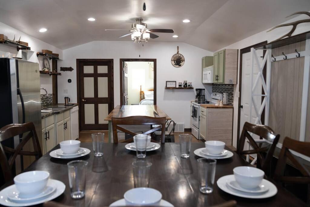 Rustic 2 Bedroom 20 Mins From Calamus Res. Holiday home *
