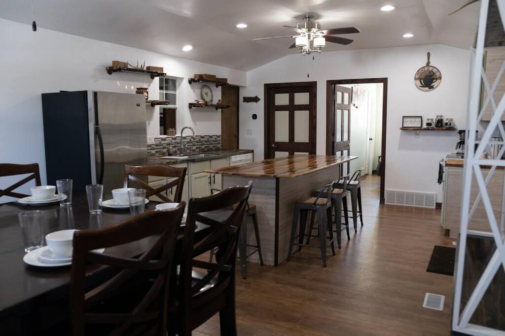 Rustic 2 Bedroom 20 Mins From Calamus Res. *