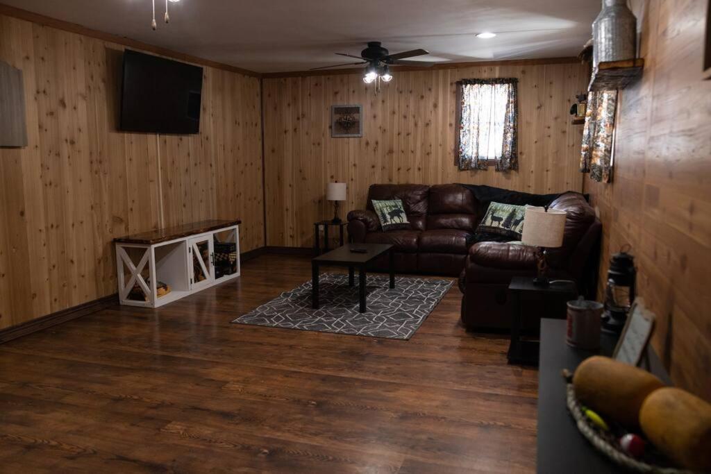 Rustic 2 Bedroom 20 Mins From Calamus Res. Holiday home *