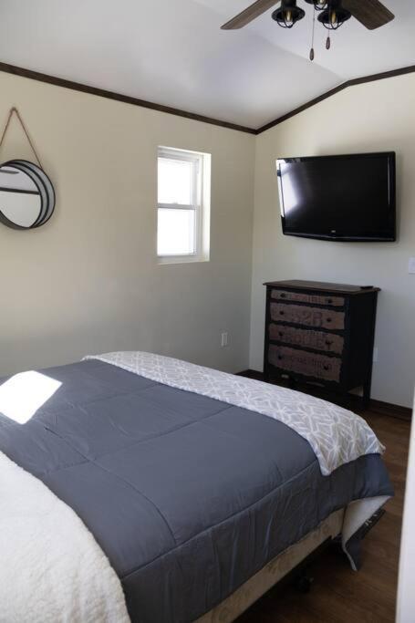 Rustic 2 Bedroom 20 Mins From Calamus Res. Taylor