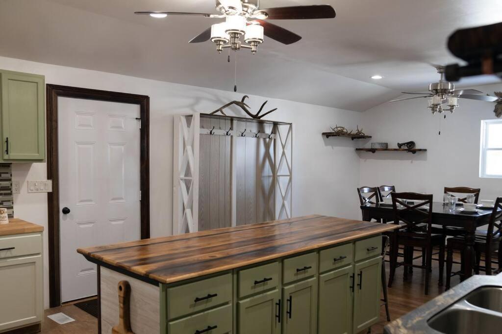 Rustic 2 Bedroom 20 Mins From Calamus Res. *