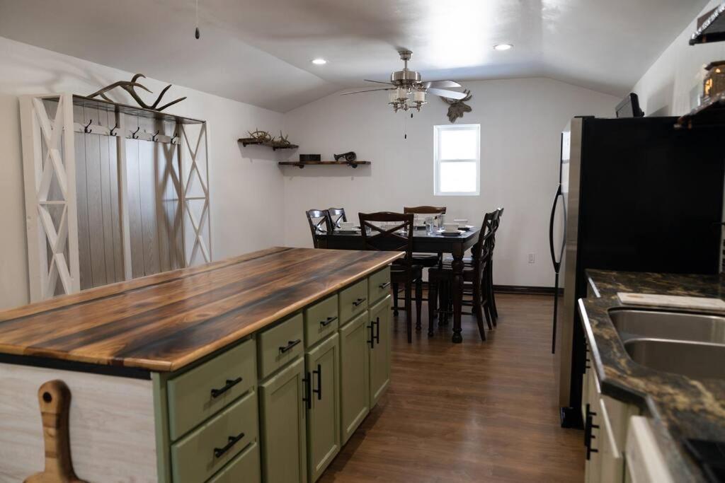 Rustic 2 Bedroom 20 Mins From Calamus Res. Taylor