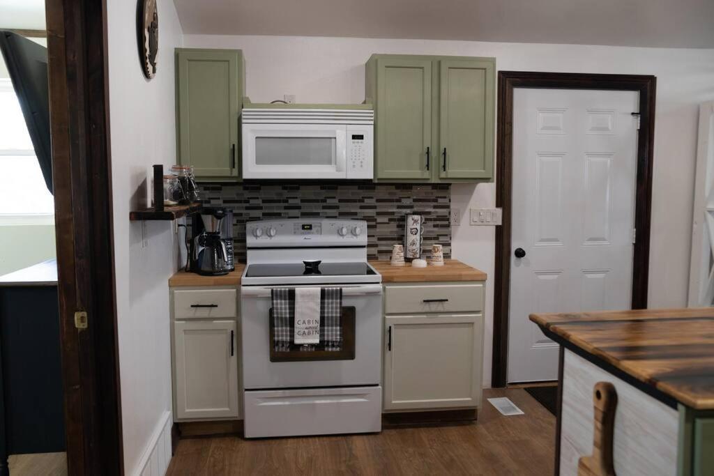 Rustic 2 Bedroom 20 Mins From Calamus Res.
